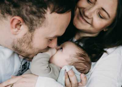 Familienfotos Iserlohn Homestory Familienfotografin NRW Fotos mit Neugeborenem Zuhause