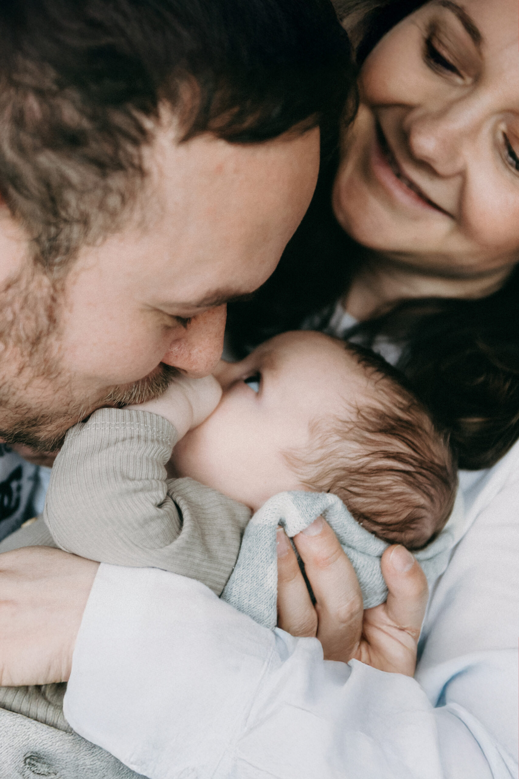 Babyfotos-Familienfotografie-Iserlohn Familienfotos Iserlohn Homestory Familienfotografin NRW Fotos mit Neugeborenem Zuhause