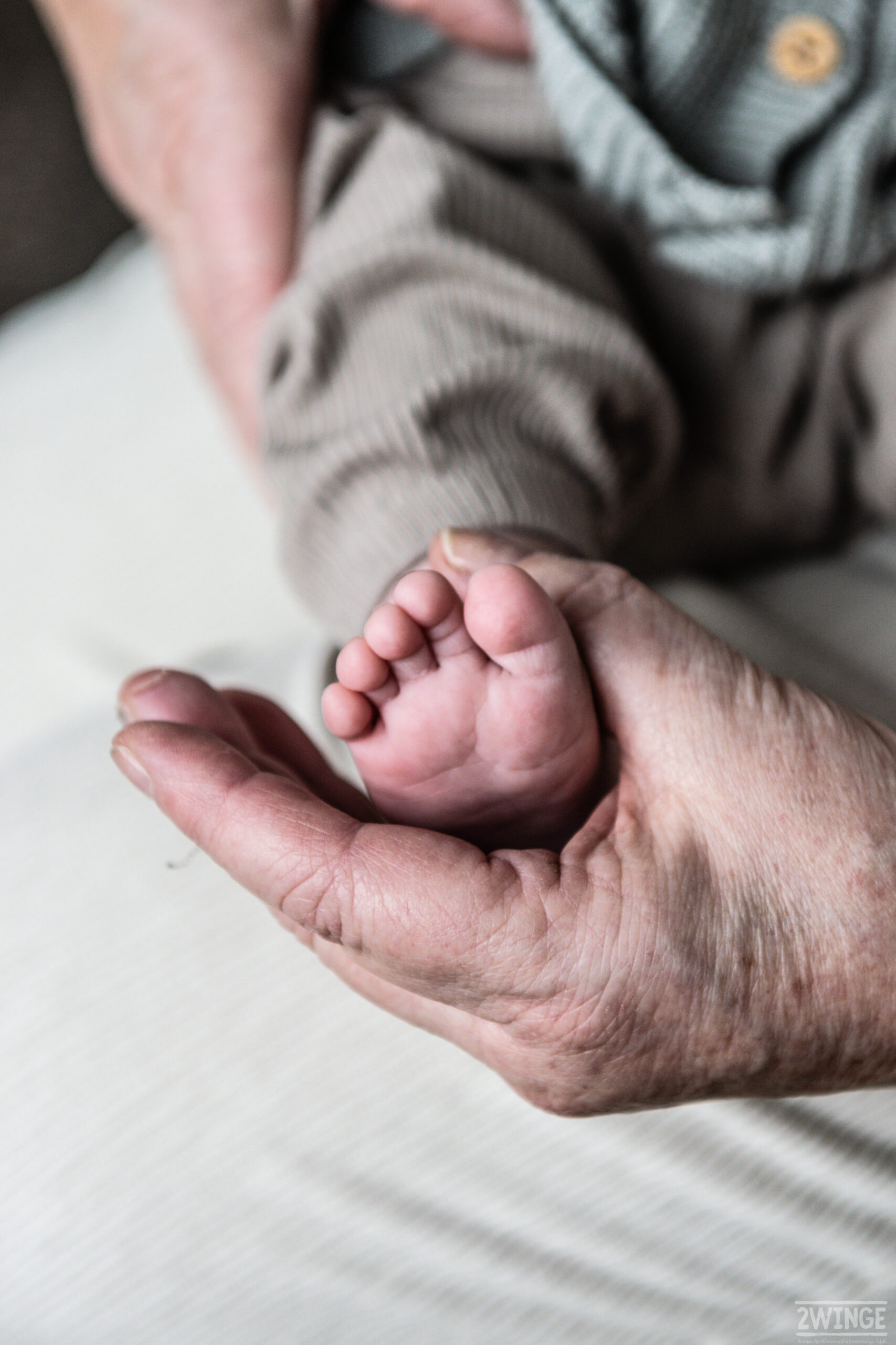 Familienfotos Iserlohn Homestory Familienfotografin NRW Fotos mit Neugeborenem Zuhause