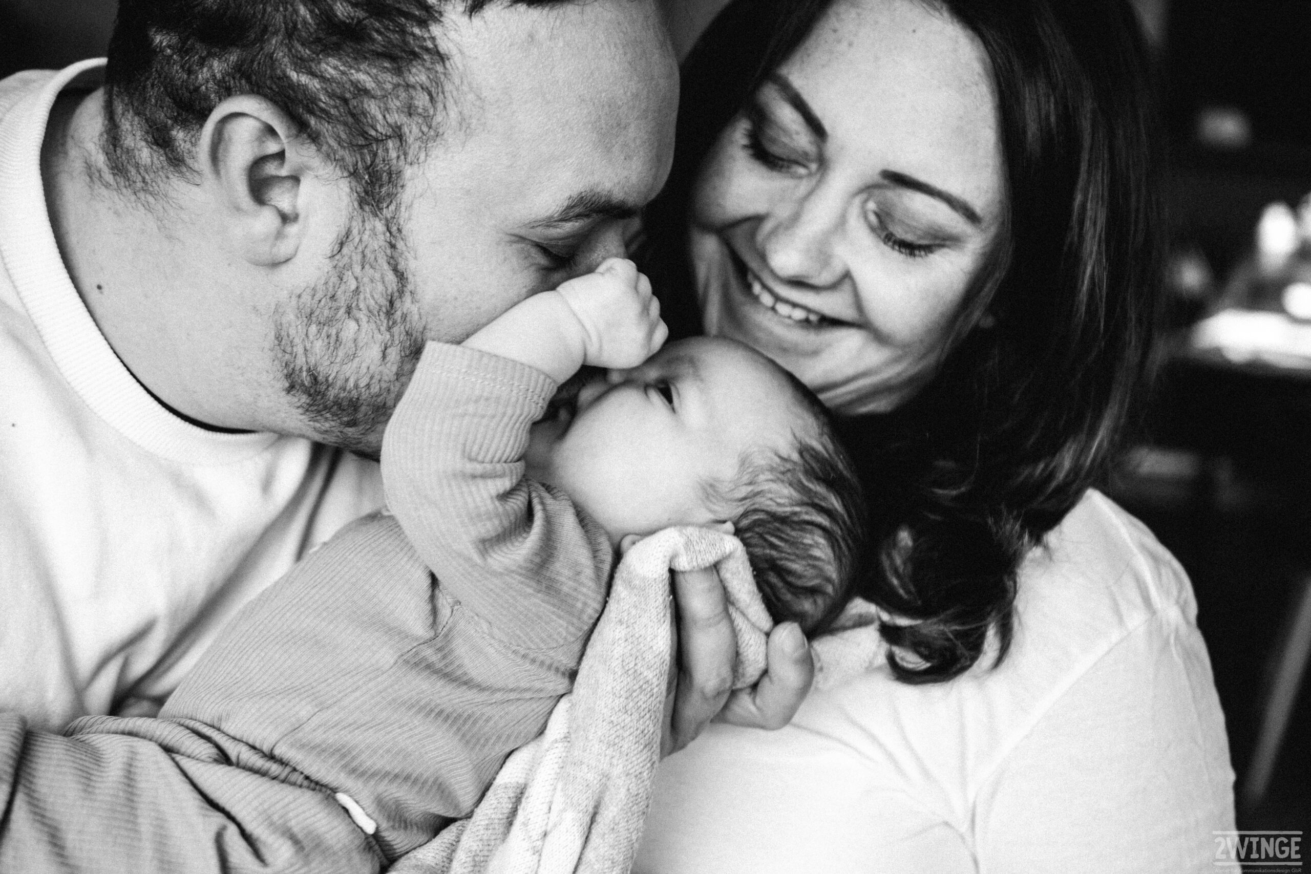 Familienfotos Iserlohn Homestory Familienfotografin NRW Fotos mit Neugeborenem Zuhause