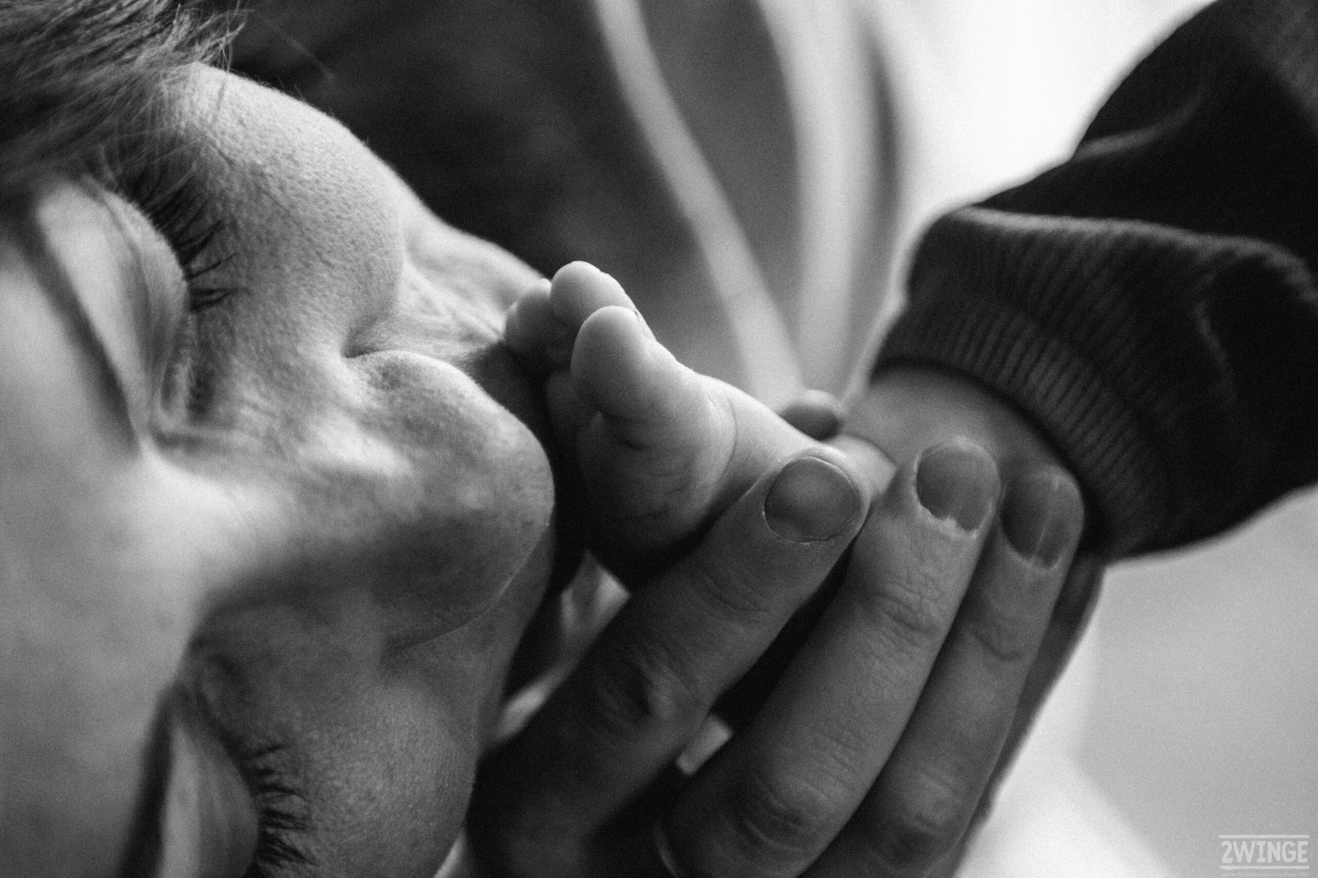 Familienfotos Iserlohn Homestory Familienfotografin NRW Fotos mit Neugeborenem Zuhause