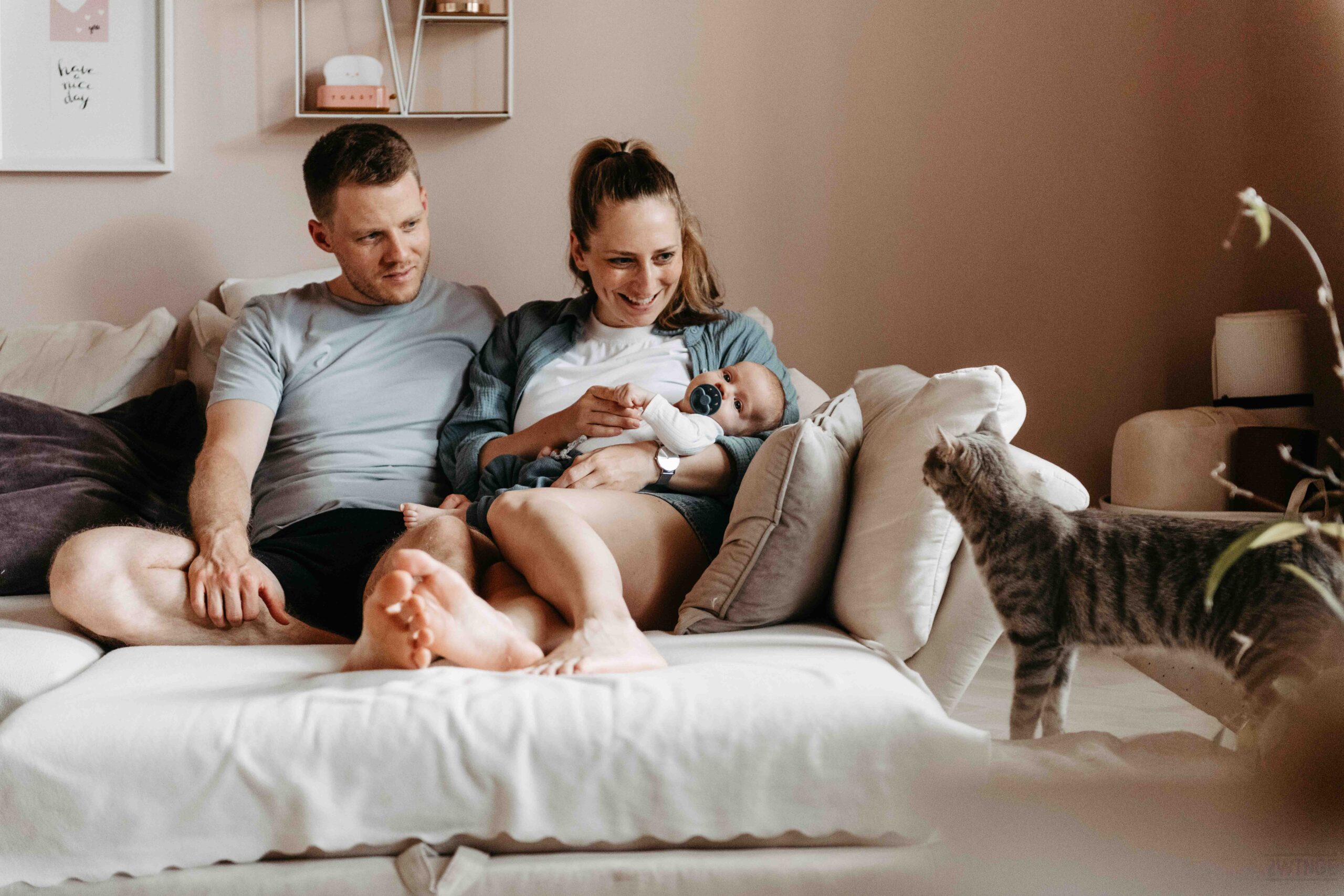 Familienfotos Iserlohn Homestory Familienfotografin NRW Fotos mit Neugeborenem Zuhause