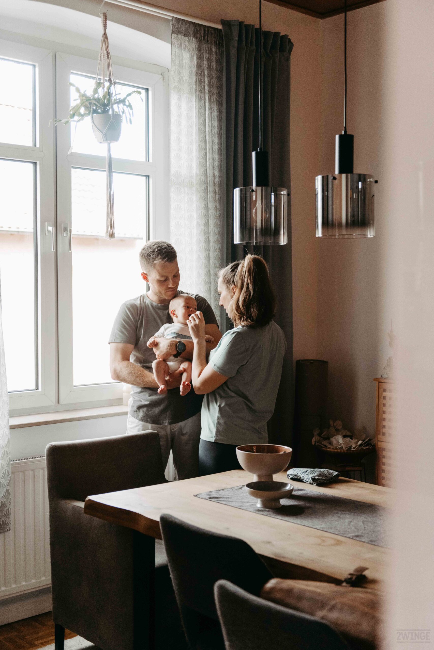 Familienfotos Iserlohn Homestory Familienfotografin NRW Fotos mit Neugeborenem Zuhause