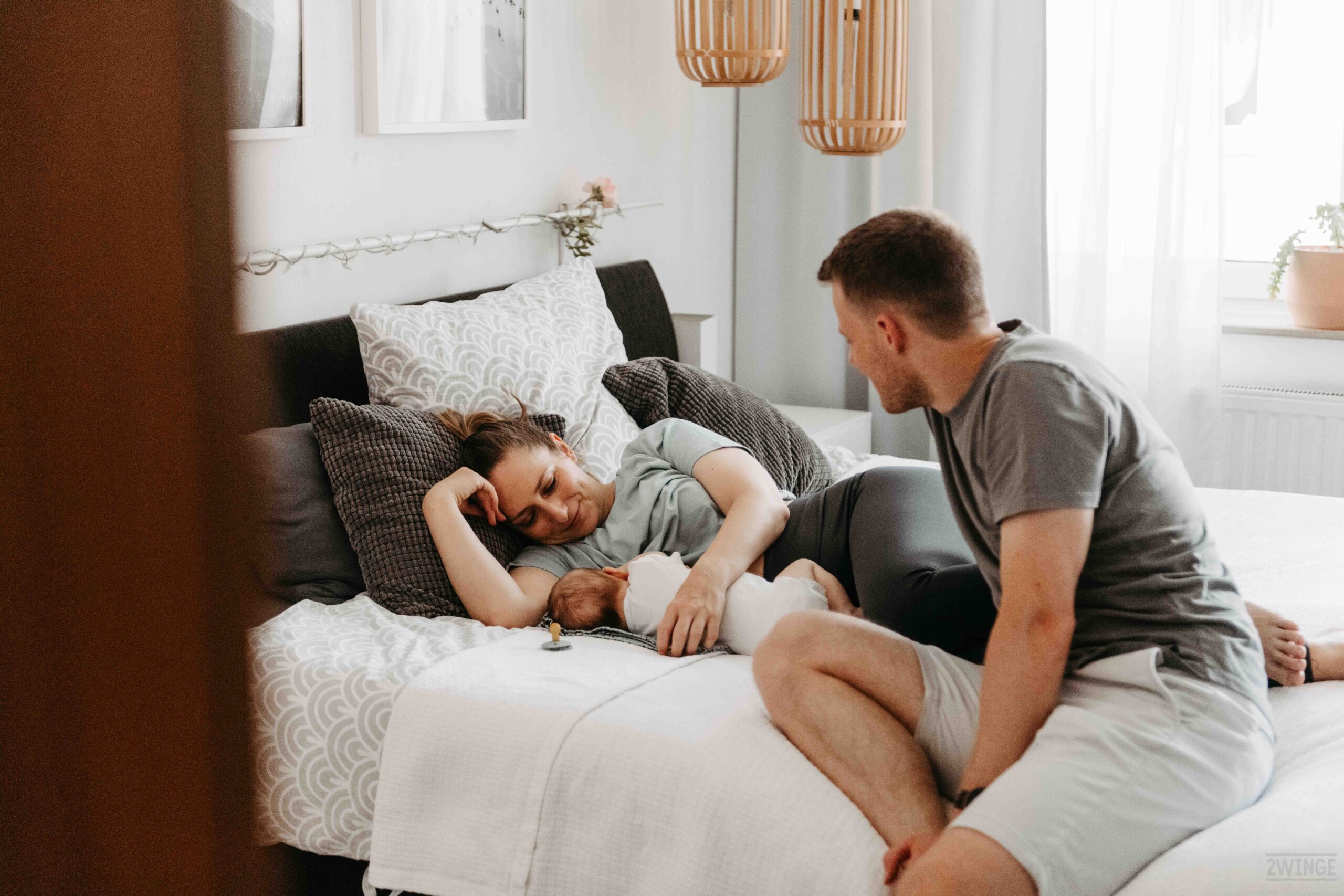 Familienfotos Iserlohn Homestory Familienfotografin NRW Fotos mit Neugeborenem Zuhause