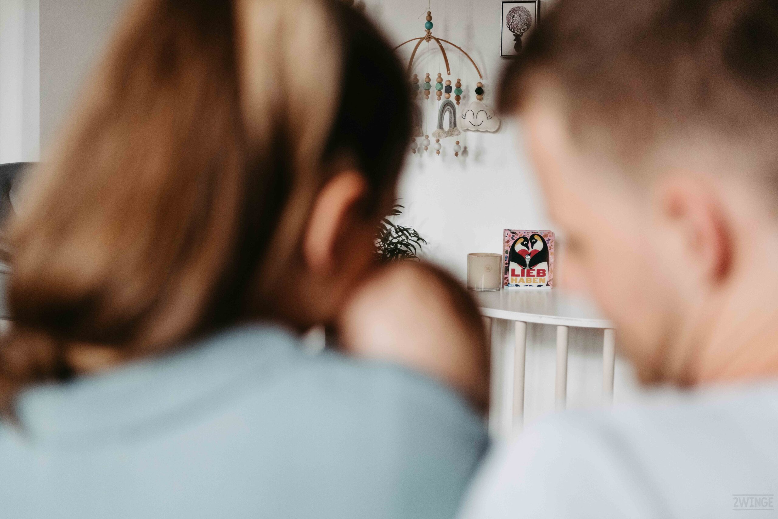 Familienfotos Iserlohn Homestory Familienfotografin NRW Fotos mit Neugeborenem Zuhause