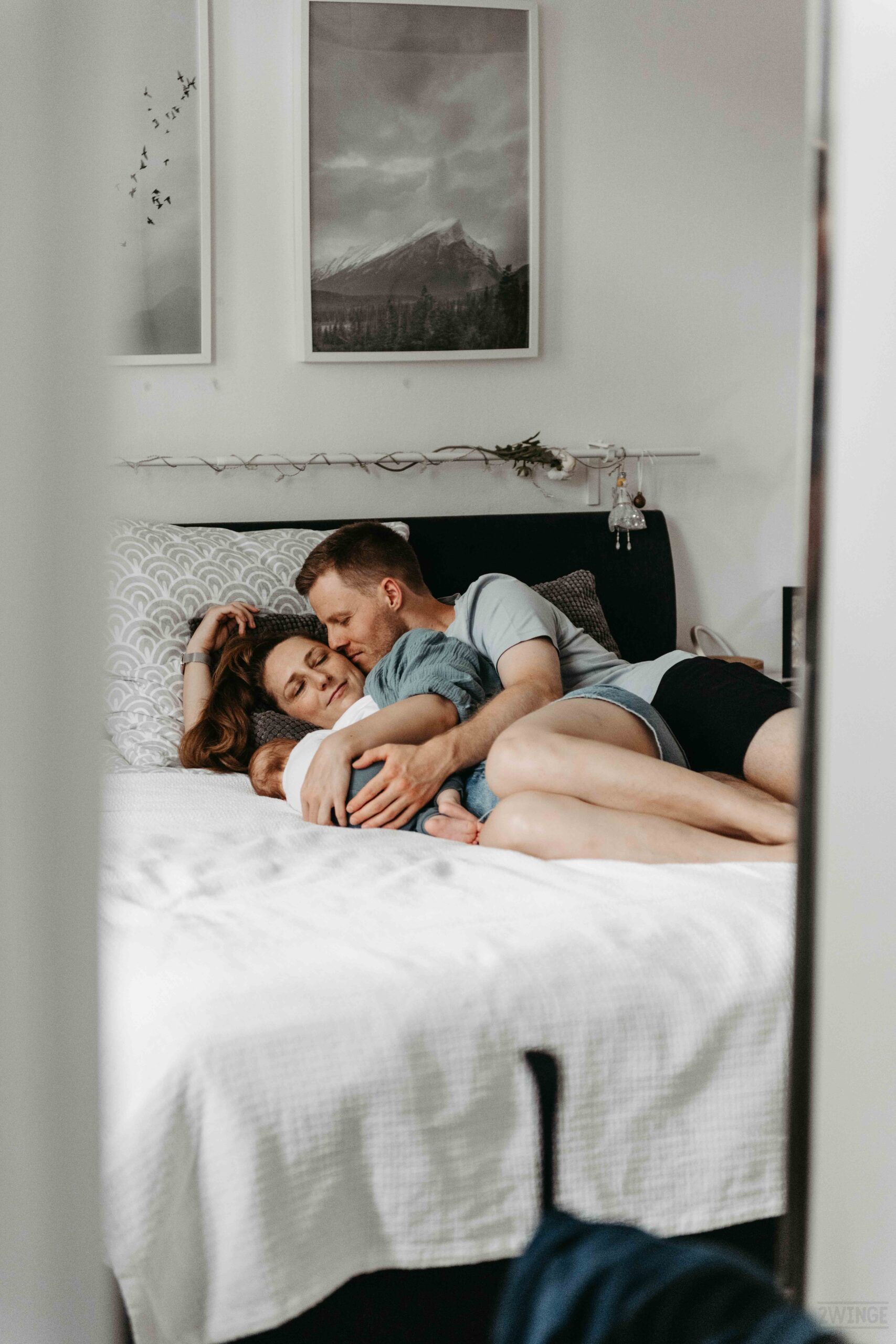 Familienfotos Iserlohn Homestory Familienfotografin NRW Fotos mit Neugeborenem Zuhause