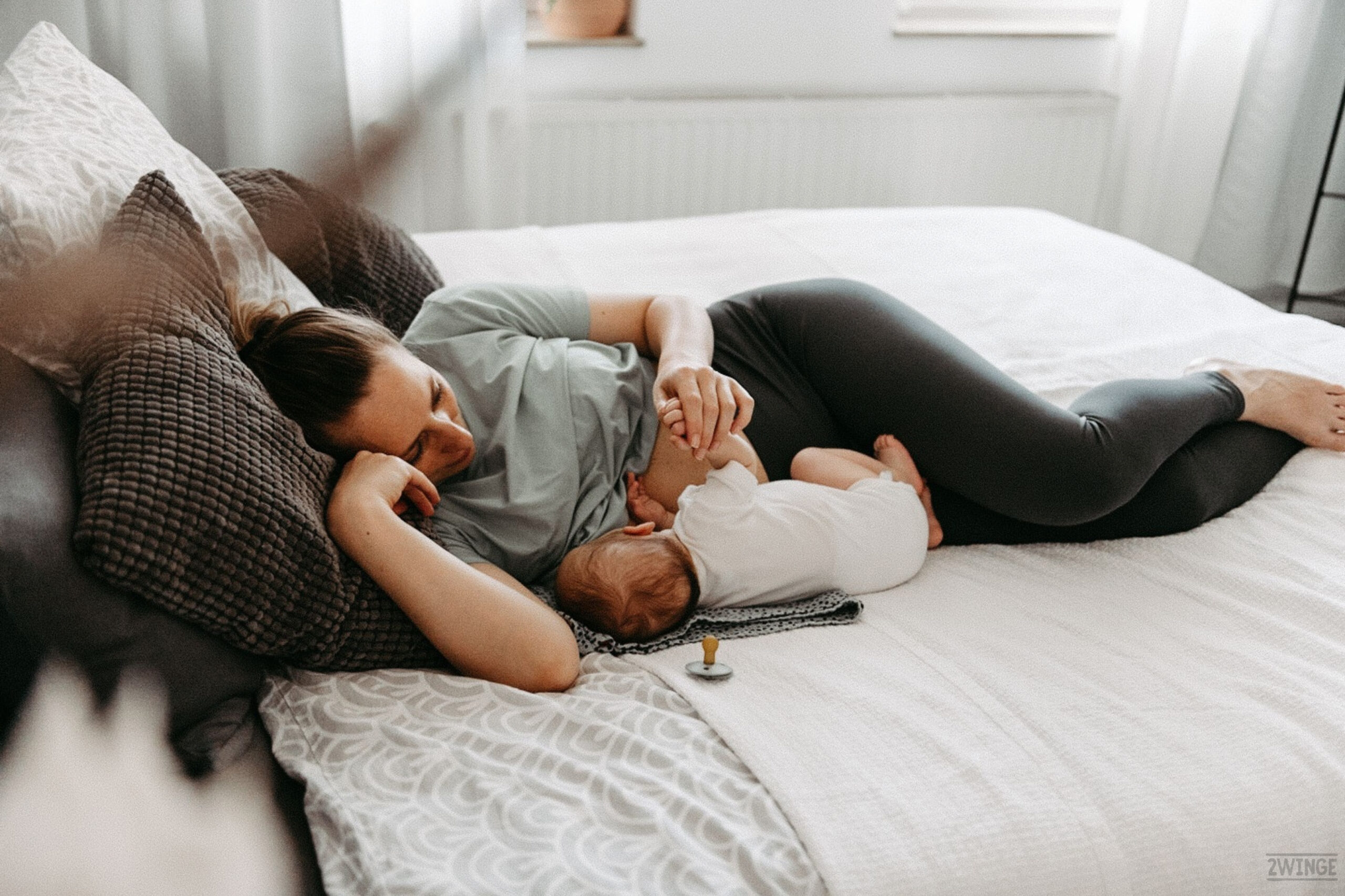 Familienfotos Iserlohn Homestory Familienfotografin NRW Fotos mit Neugeborenem Zuhause