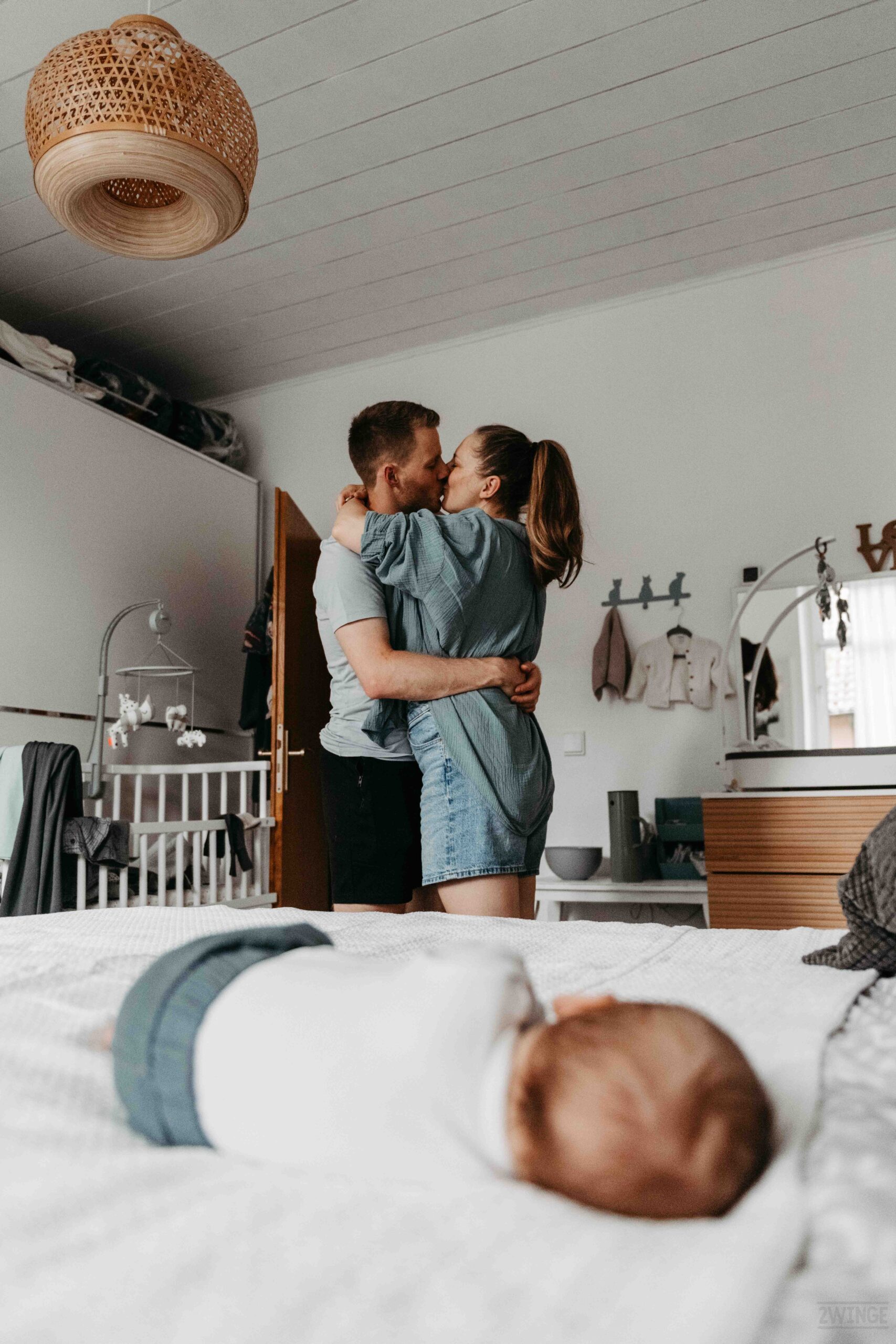 Familienfotos Iserlohn Homestory Familienfotografin NRW Fotos mit Neugeborenem Zuhause